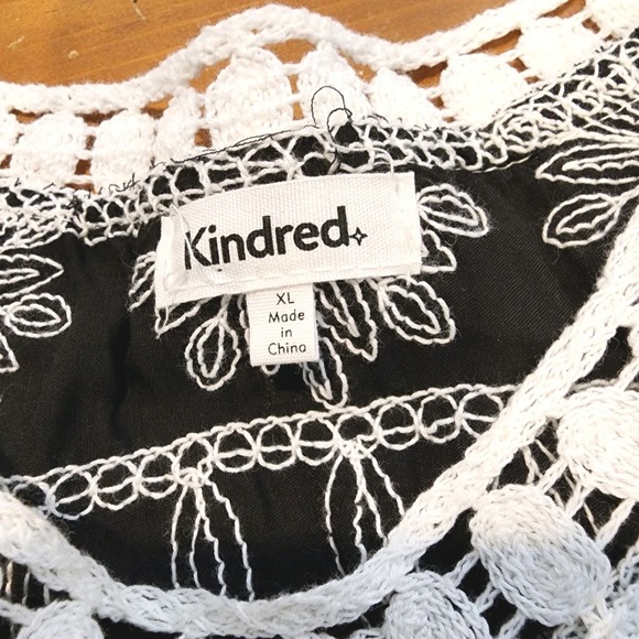 Kindred Top Womens XL Black White Daisy Scallop Bell Sleeve Boxy Flowy Boho NEW - Picture 8 of 9